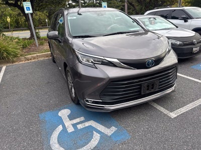 2022 Toyota Sienna XLE 8 Passenger
