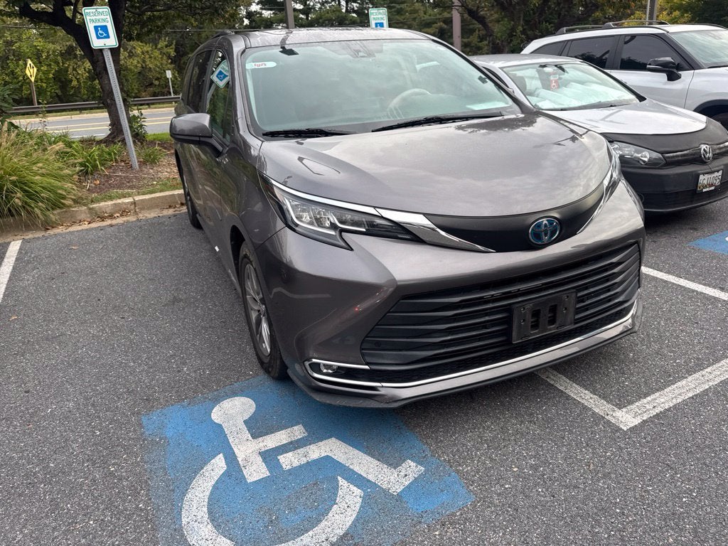 2022 Toyota Sienna XLE 8 Passenger