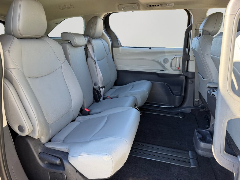 2022 Toyota Sienna XLE 8 Passenger