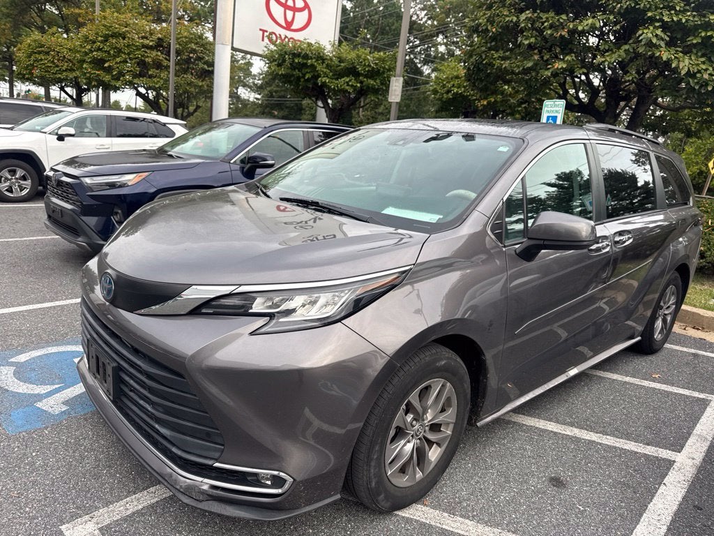 2022 Toyota Sienna XLE 8 Passenger