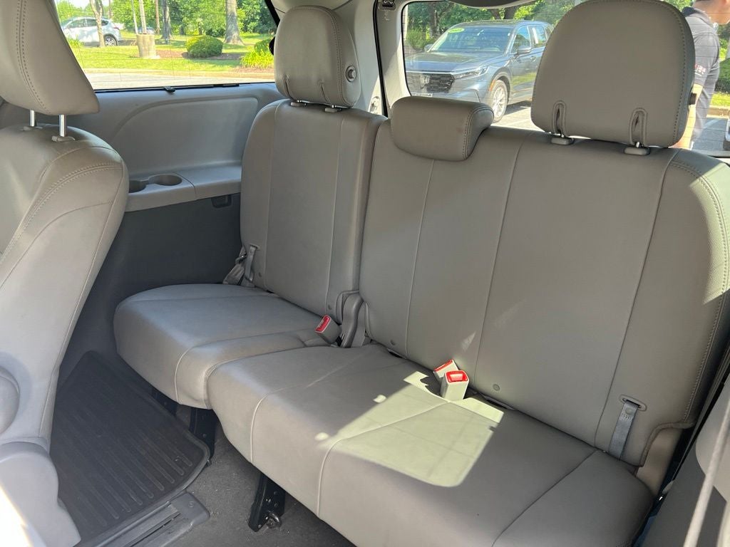 2019 Toyota Sienna XLE Premium 8 Passenger LOW MILES!