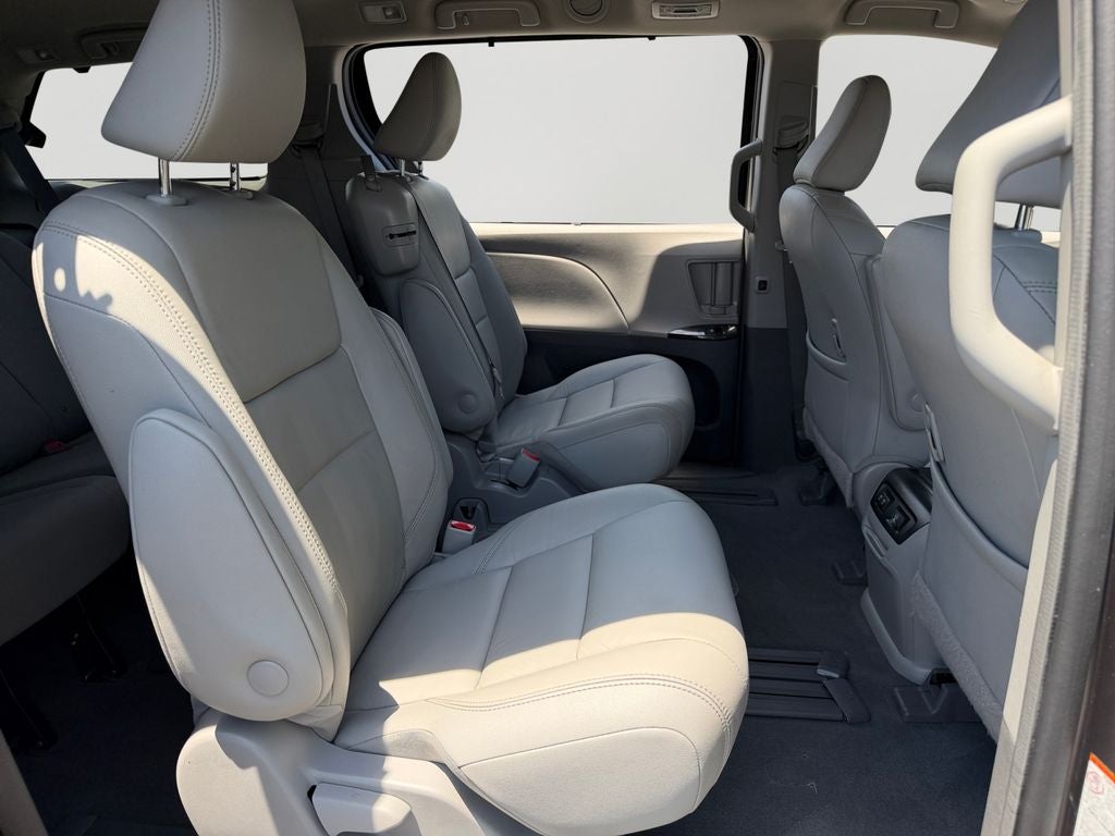 2019 Toyota Sienna XLE Premium 8 Passenger LOW MILES!