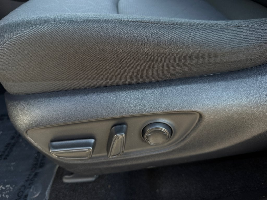 2023 Toyota RAV4 Hybrid XLE W/ SUNROOF!