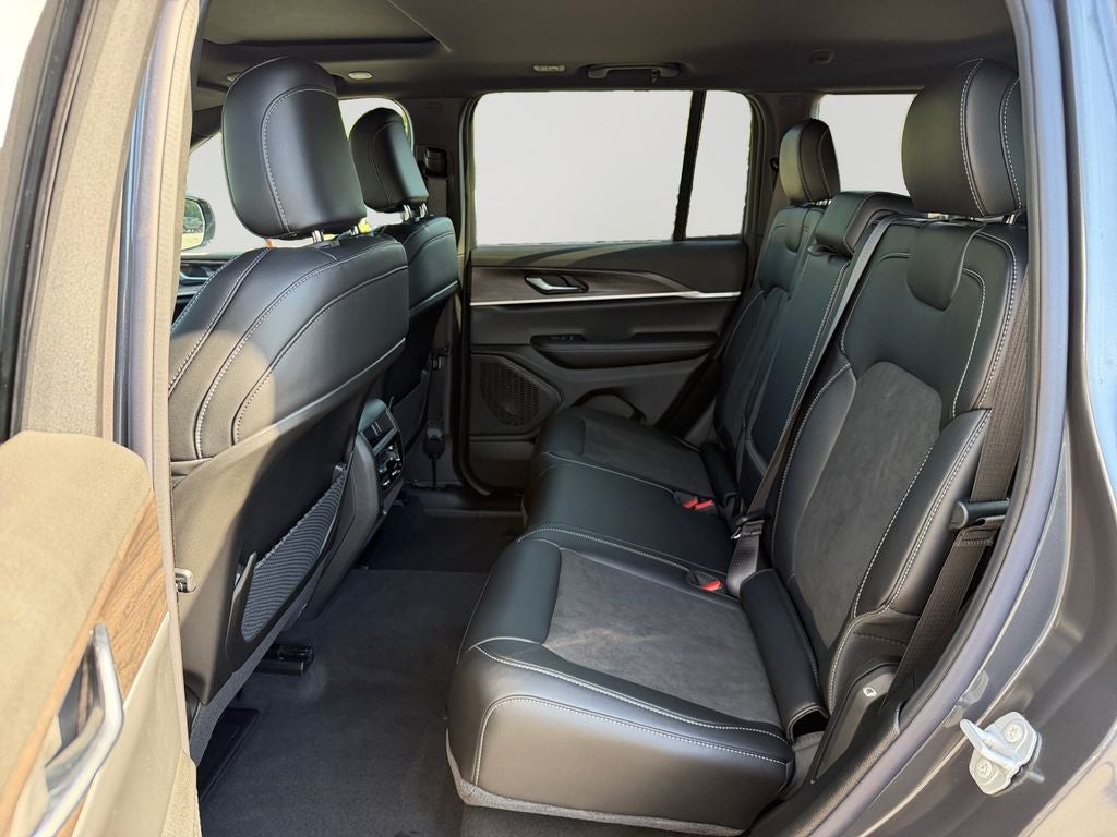 2026 Jeep Grand Cherokee Laredo Altitude