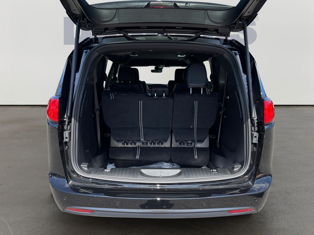 2027 Chrysler Pacifica LX