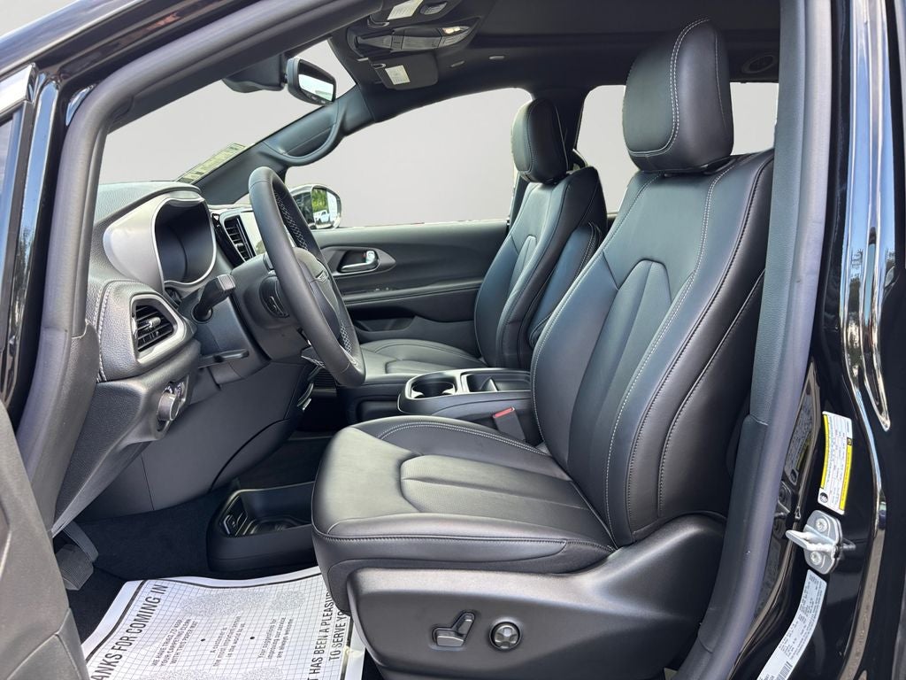 2027 Chrysler Pacifica Select