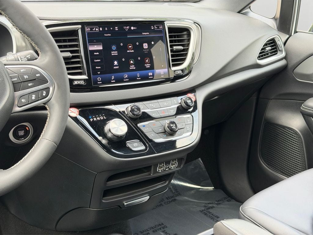 2025 Chrysler Pacifica Select