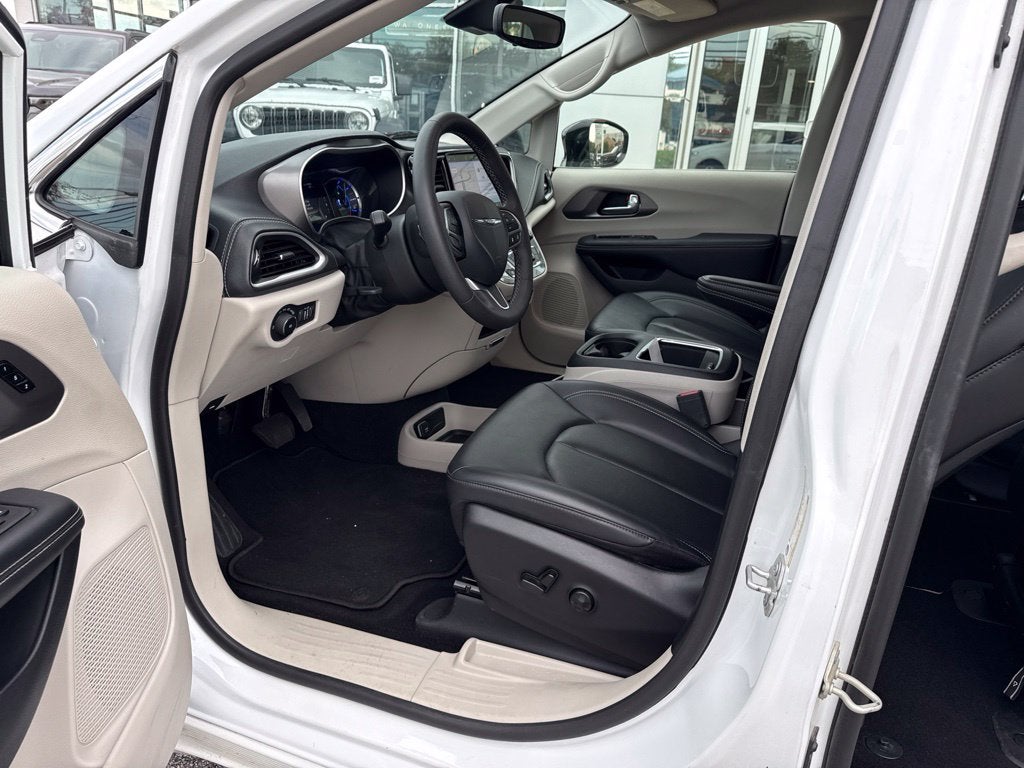 2024 Chrysler Pacifica Hybrid Select