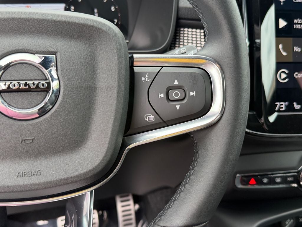 2022 Volvo XC40 R-Design