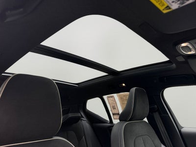 2022 Volvo XC40 R-Design
