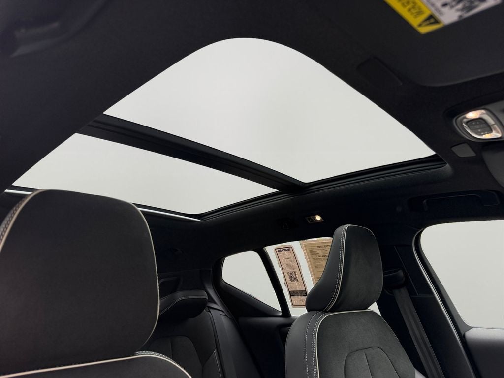 2022 Volvo XC40 R-Design