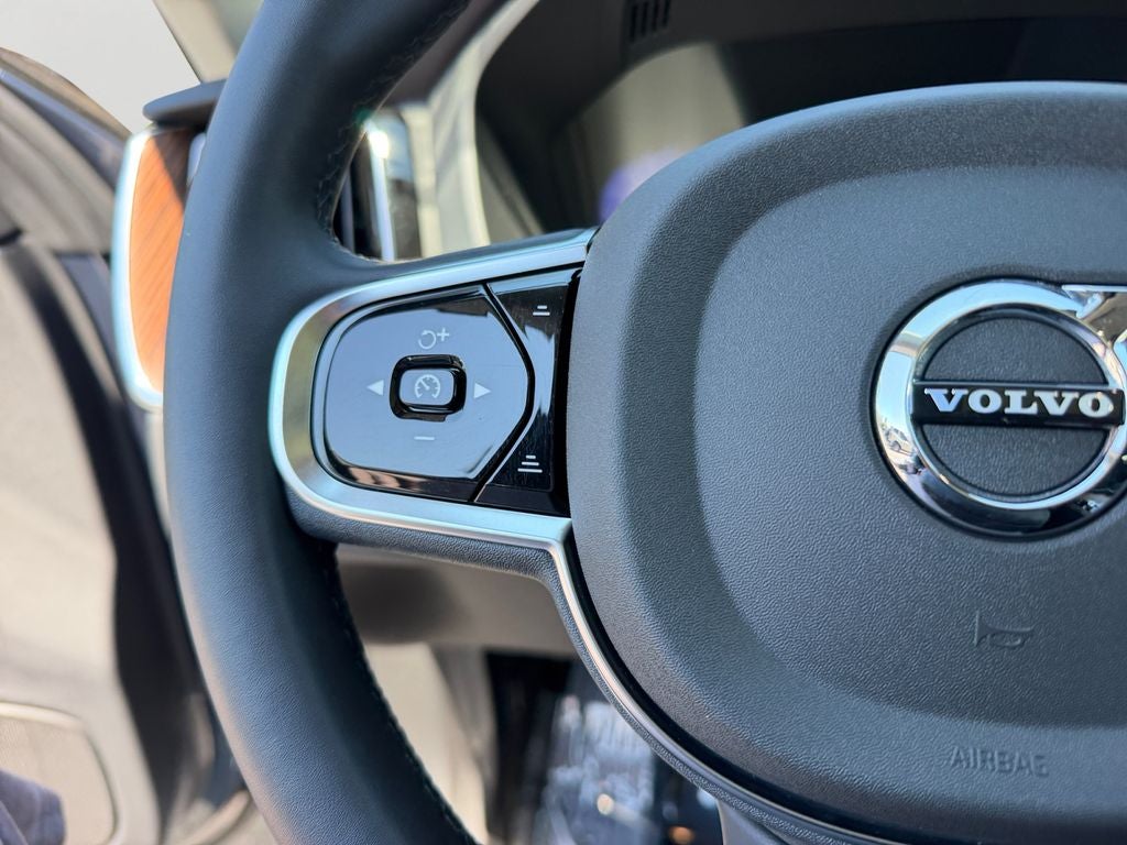 2024 Volvo XC60 B5 Plus Dark Theme