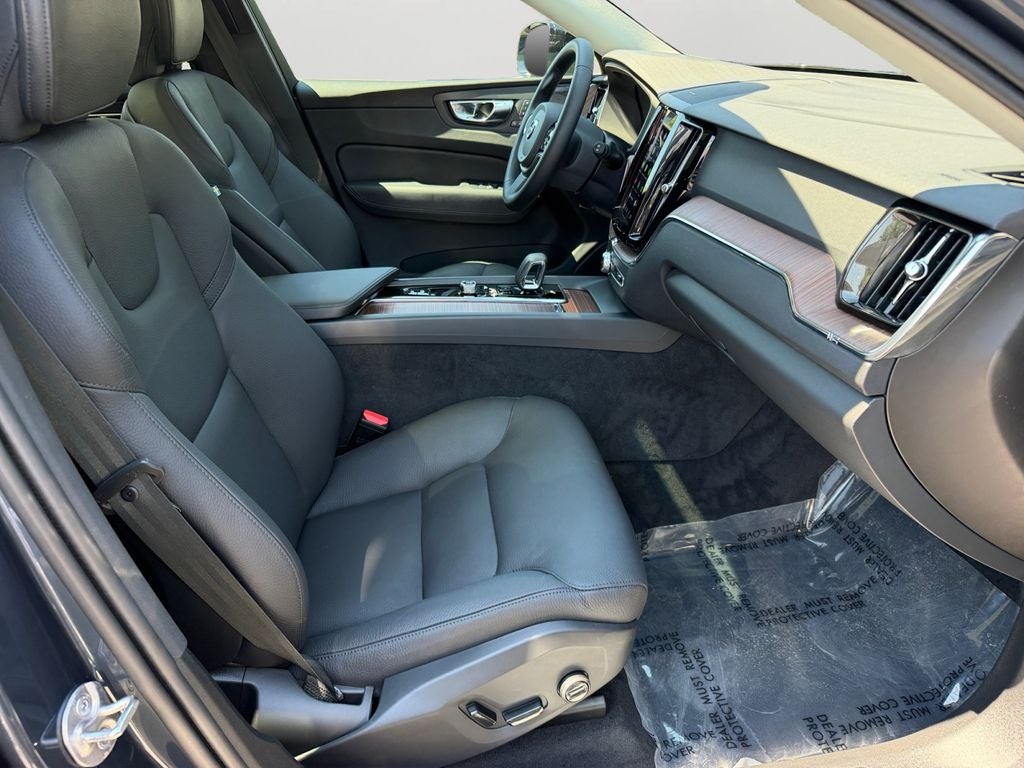 2024 Volvo XC60 B5 Plus Dark Theme