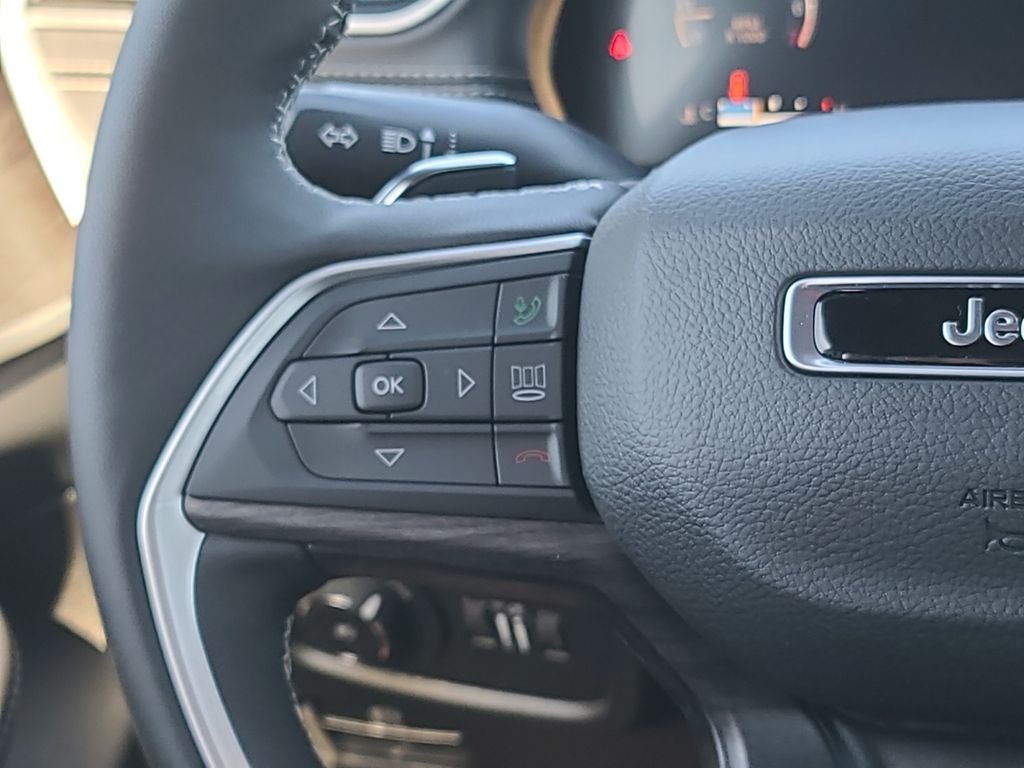 2025 Jeep Grand Cherokee Limited Dual-Pane Panoramic Sunroof