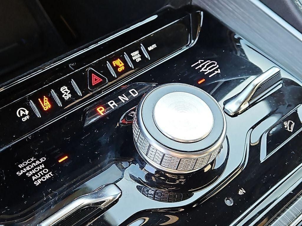 2023 Jeep Wagoneer Series III PREFERRED EQUIPMENT GROUP