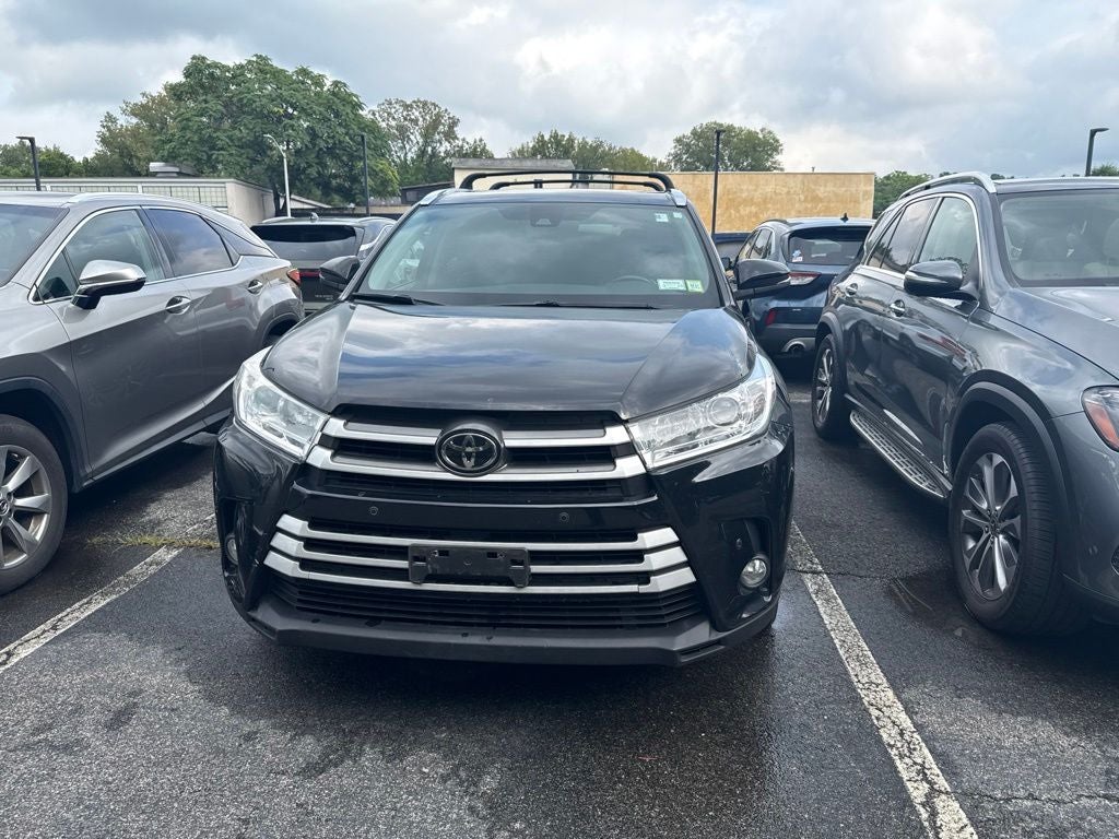 2017 Toyota Highlander XLE w/ Rear DVD Entertainment System