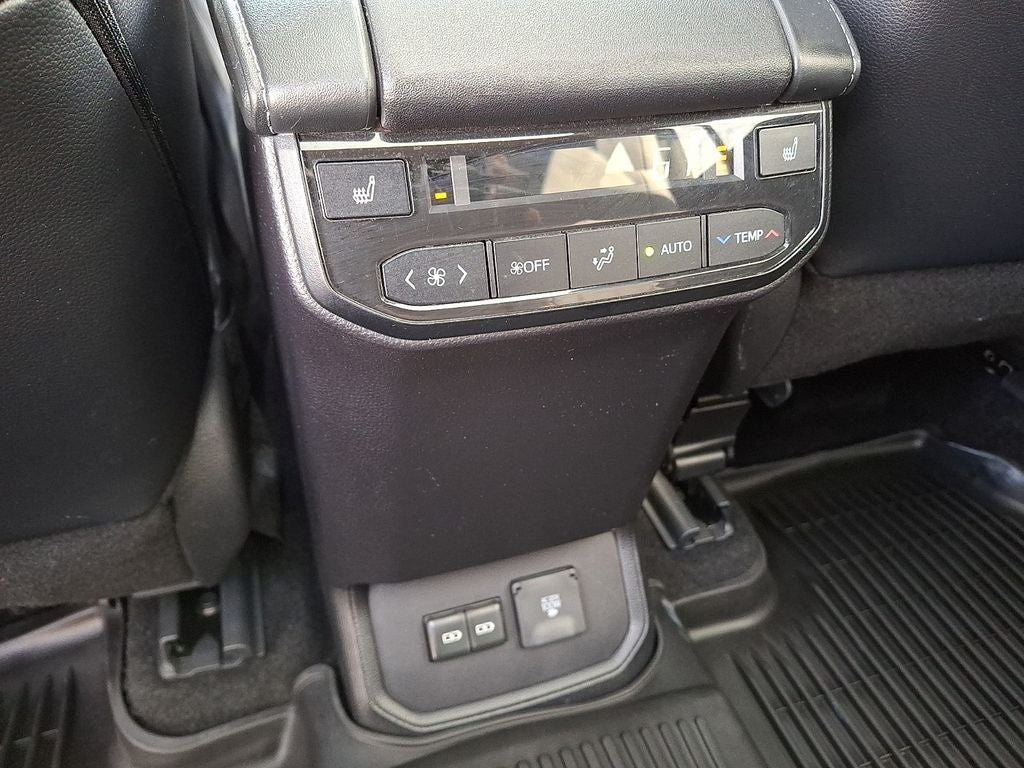 2024 Toyota Highlander Platinum w/ Tow Hitch