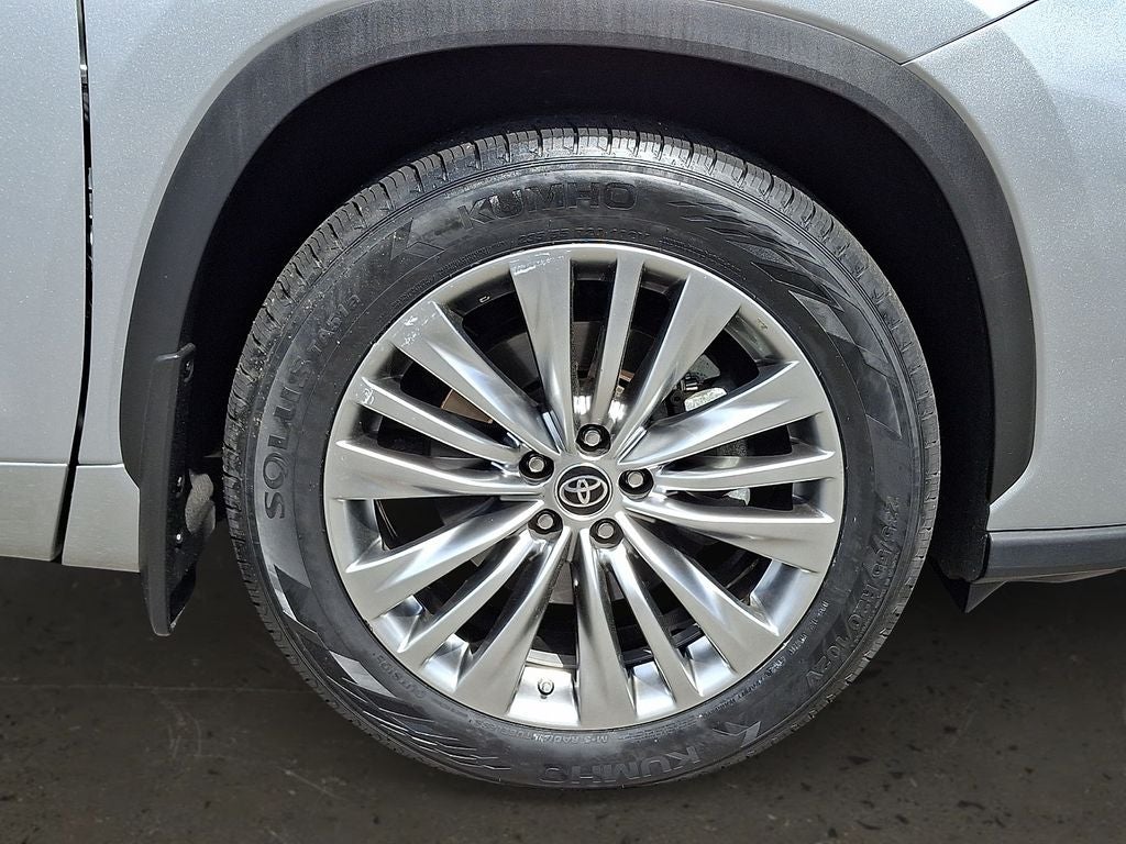 2024 Toyota Highlander Platinum w/ Tow Hitch