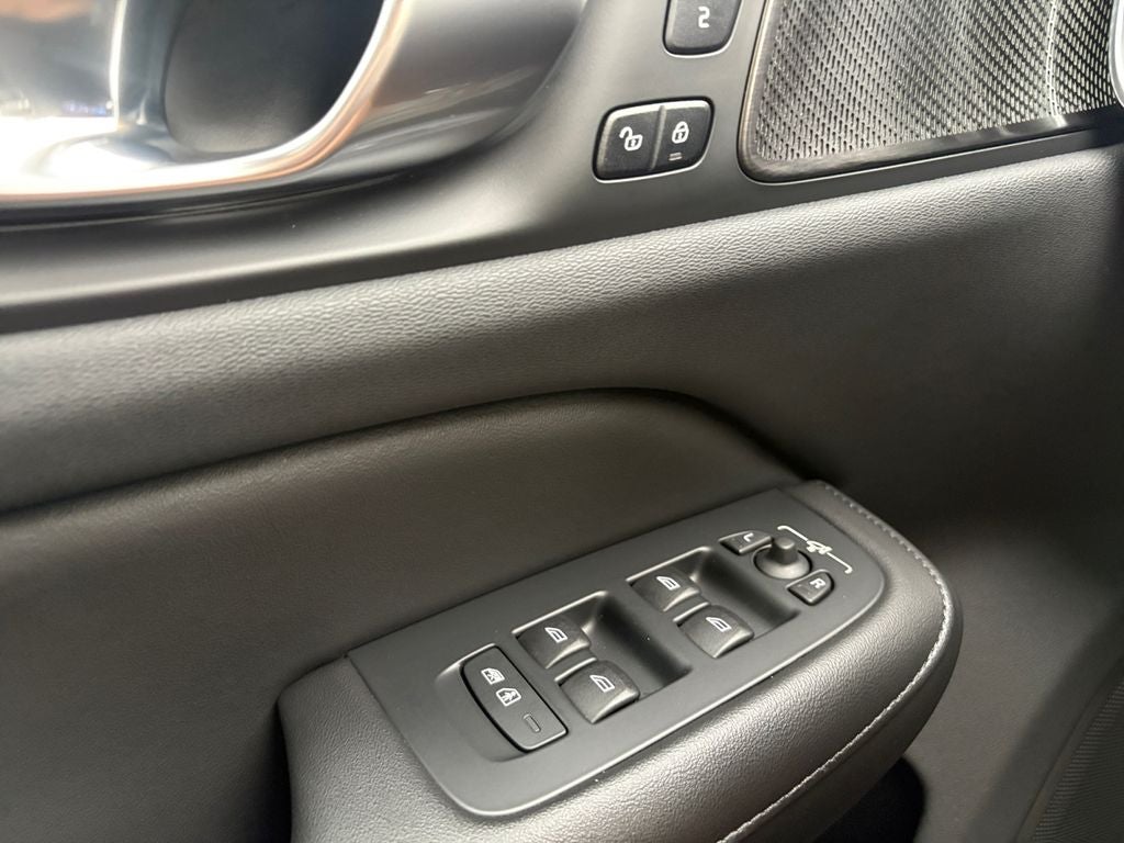 2024 Volvo S60 B5 Plus Dark Theme