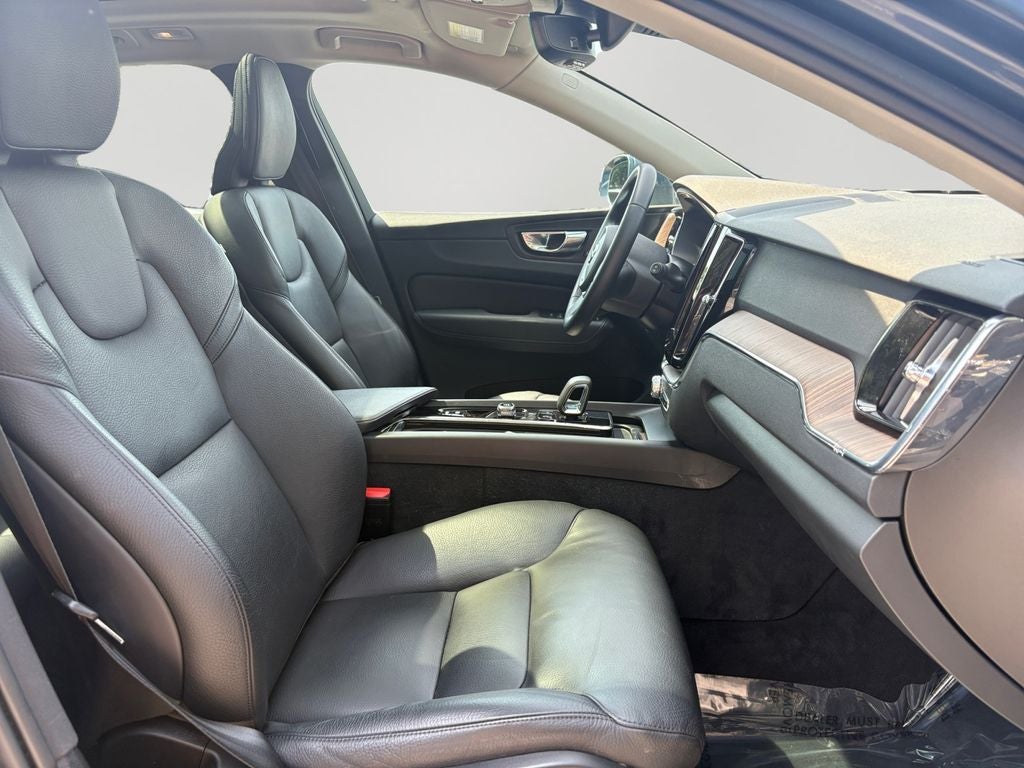 2022 Volvo XC60 B5 Momentum
