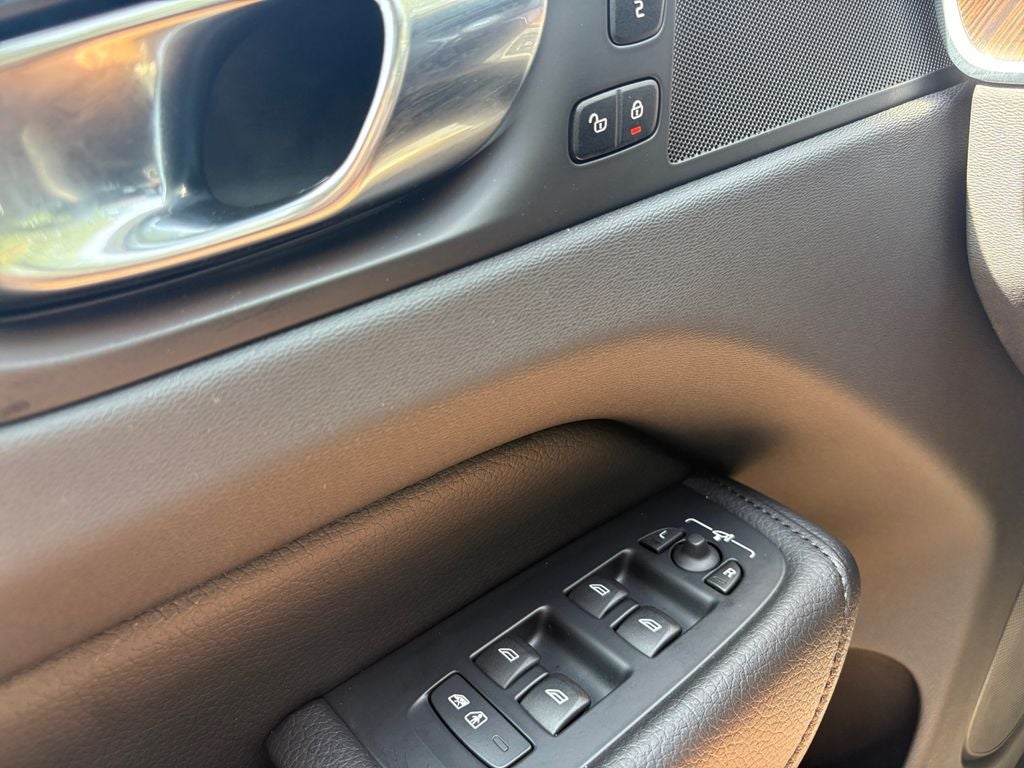 2022 Volvo XC60 B5 Momentum