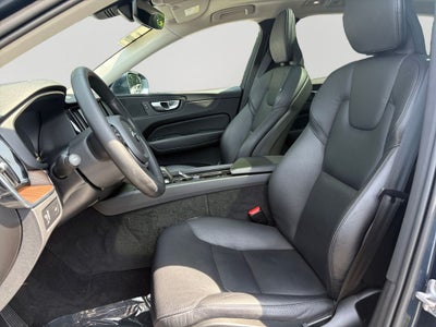2022 Volvo XC60 B5 Momentum