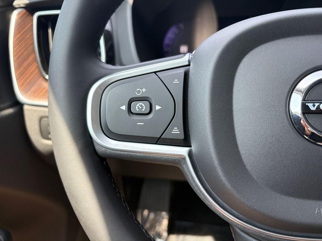 2022 Volvo XC60 B5 Momentum
