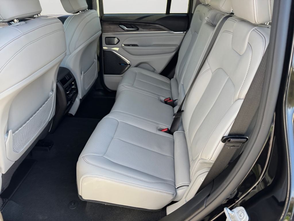 2023 Jeep Grand Cherokee Overland 19 Speaker High–Performance