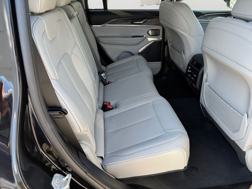 2023 Jeep Grand Cherokee Overland 19 Speaker High–Performance