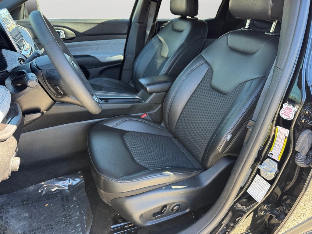 2025 Jeep Compass Latitude Dual–Pane Panoramic