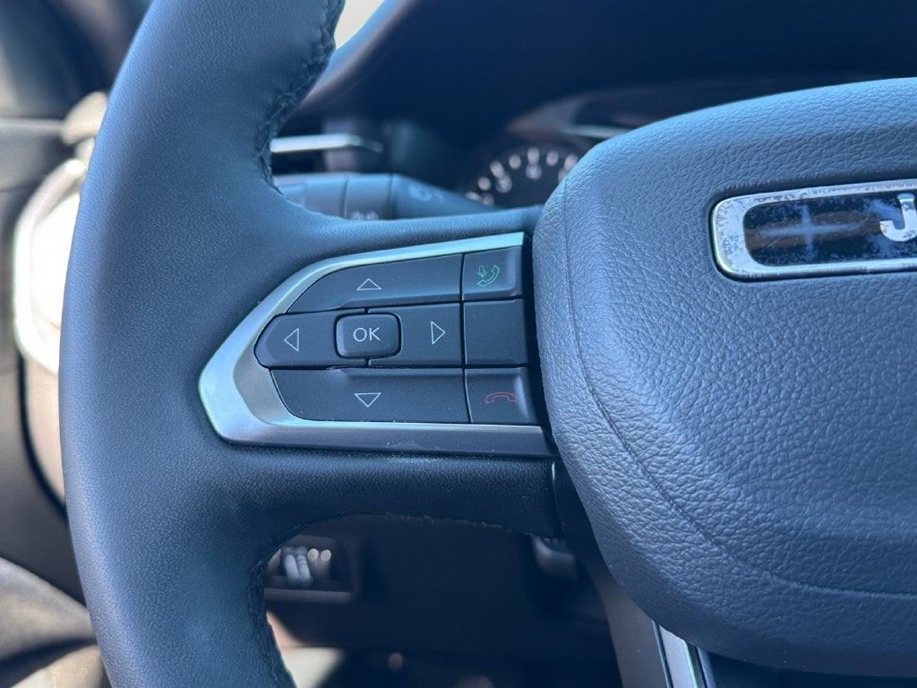 2025 Jeep Compass Latitude Dual–Pane Panoramic