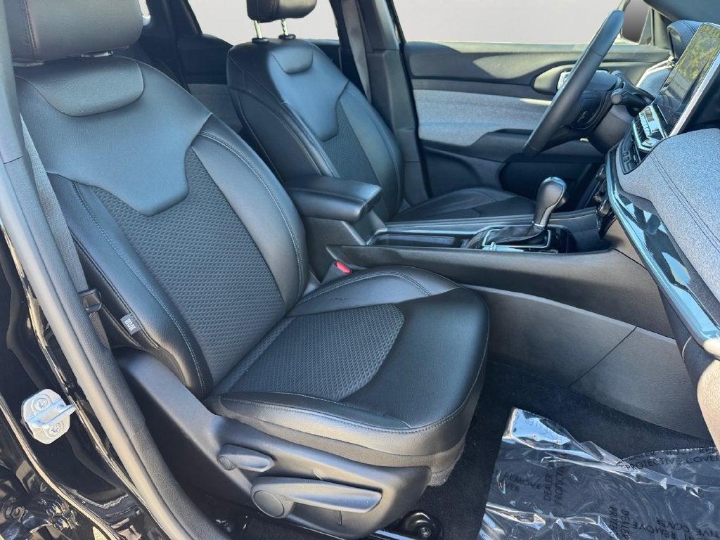 2025 Jeep Compass Latitude Dual–Pane Panoramic
