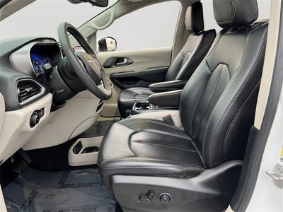 2023 Chrysler Pacifica Touring L One Owner / Preferred Package / New Tires / New B