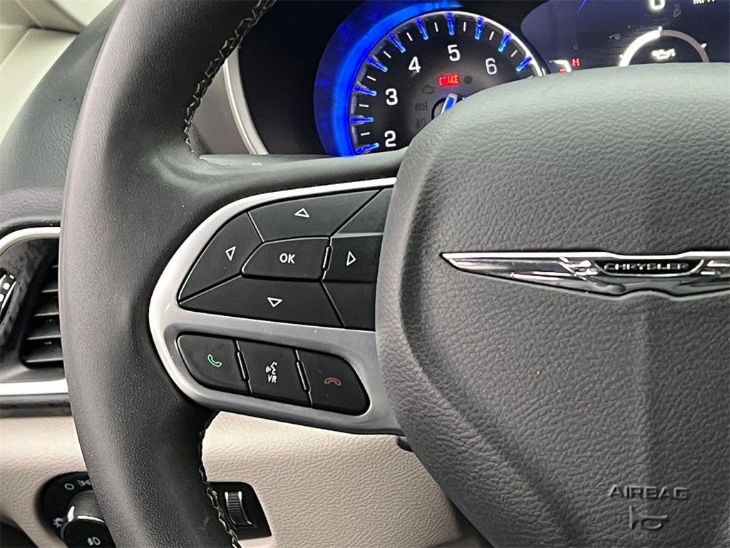 2023 Chrysler Pacifica Touring L One Owner / Preferred Package / New Tires / New B