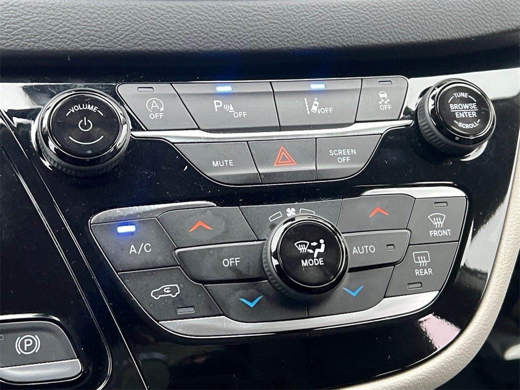 2023 Chrysler Pacifica Touring L One Owner / Preferred Package / New Tires / New B