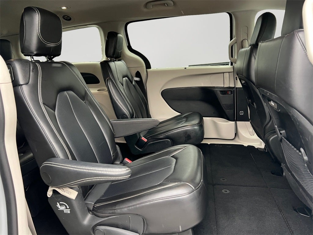 2023 Chrysler Pacifica Touring L One Owner / Preferred Package / New Tires / New B