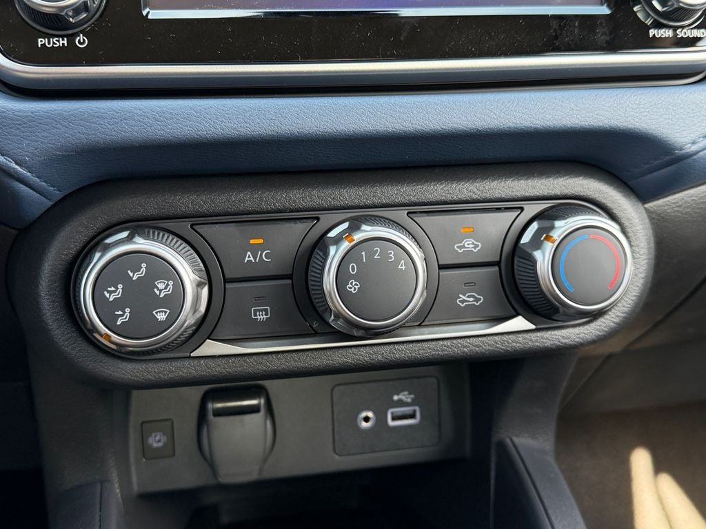 2025 Nissan Versa 1.6 SV / One Owner /