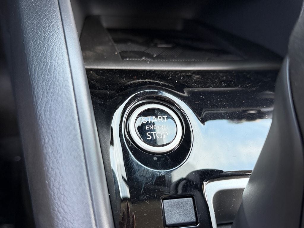 2025 Nissan Versa 1.6 SV / One Owner /