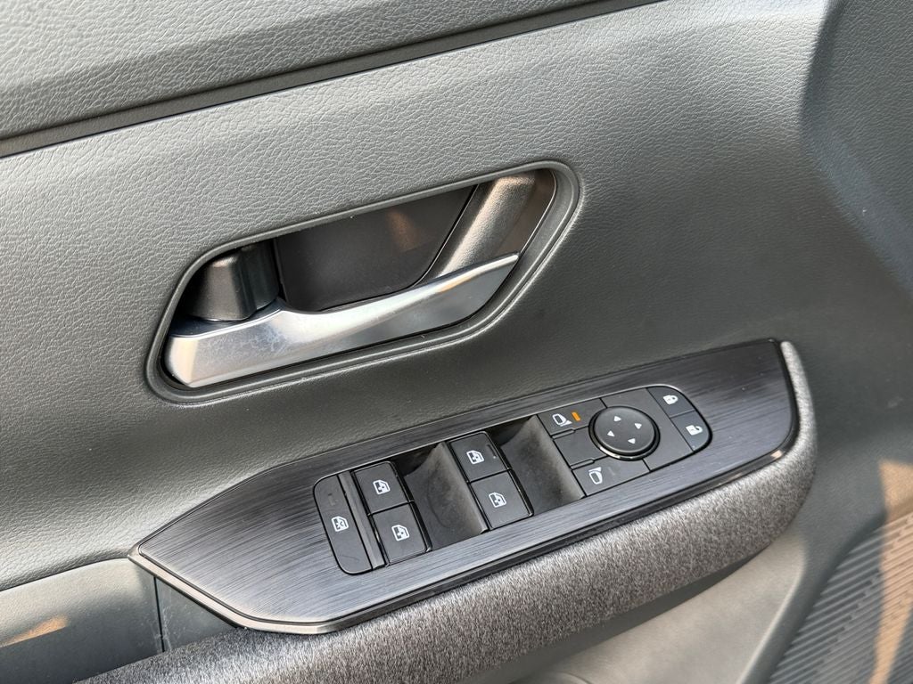 2025 Nissan Kicks SV / One Owner / Premium Package