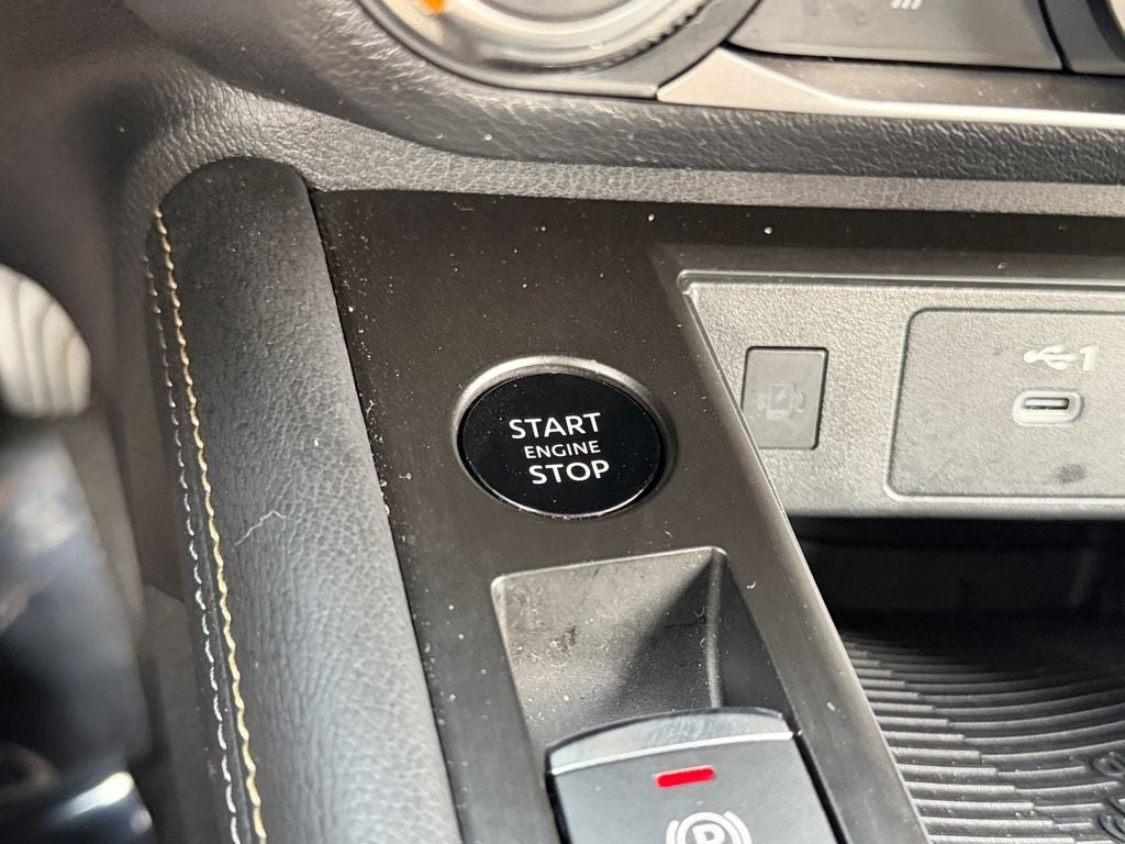 2025 Nissan Kicks SV / One Owner / Premium Package