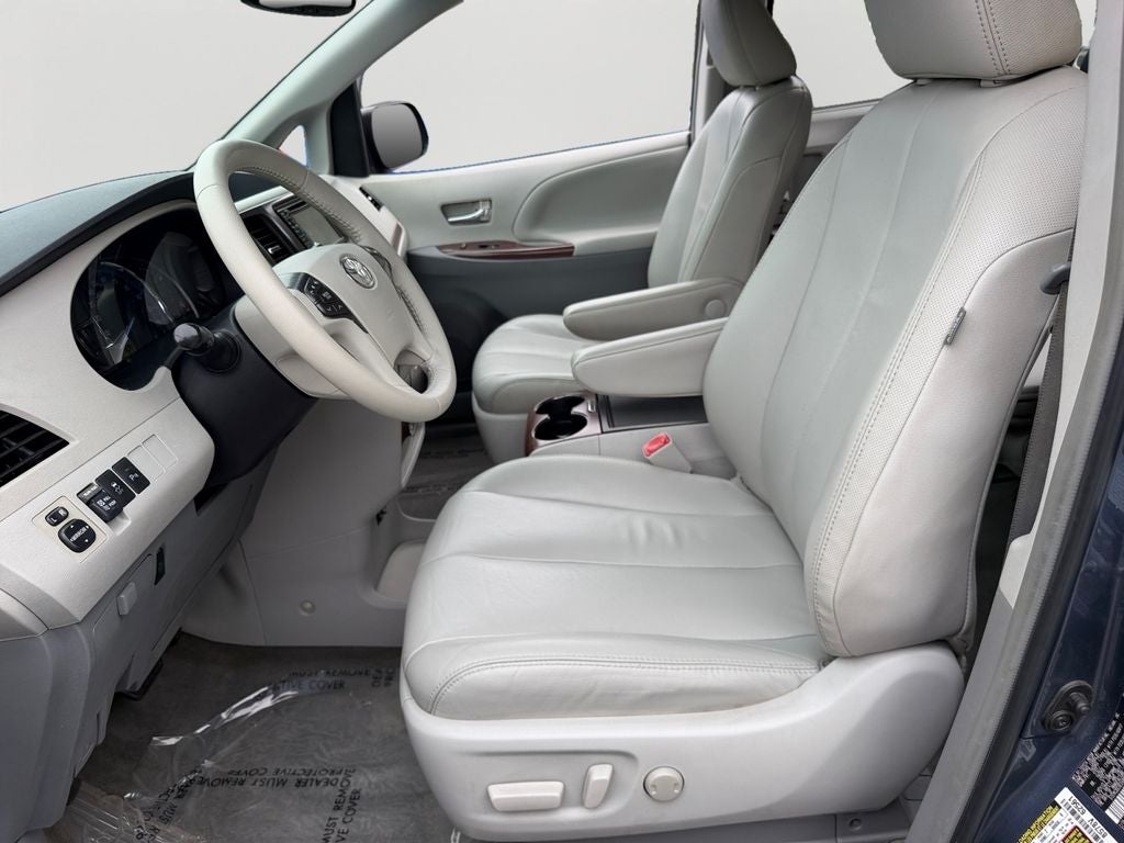 2014 Toyota Sienna XLE 8 Passenger