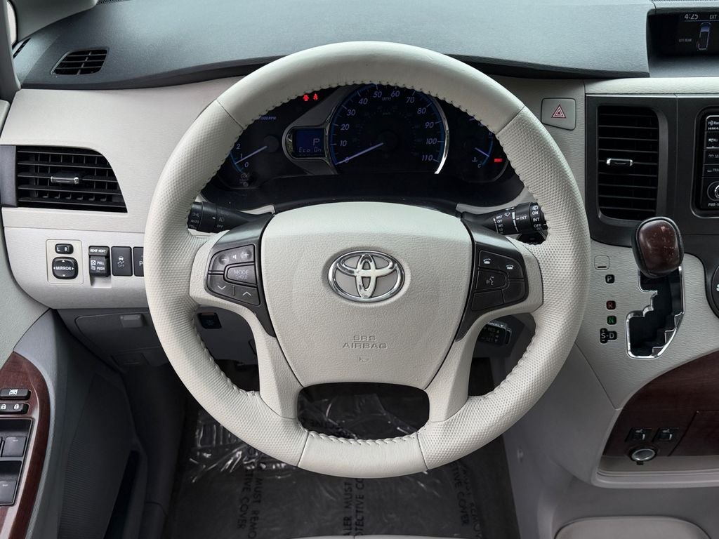 2014 Toyota Sienna XLE 8 Passenger