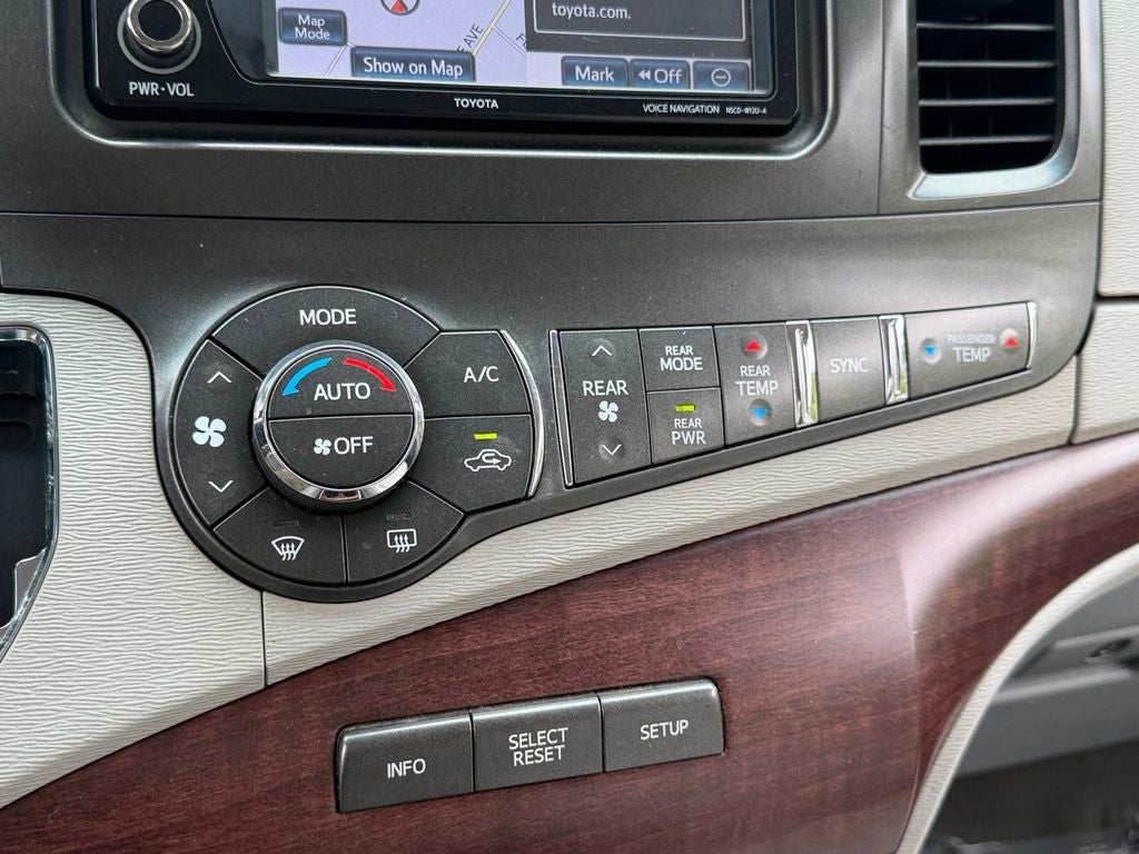 2014 Toyota Sienna XLE 8 Passenger