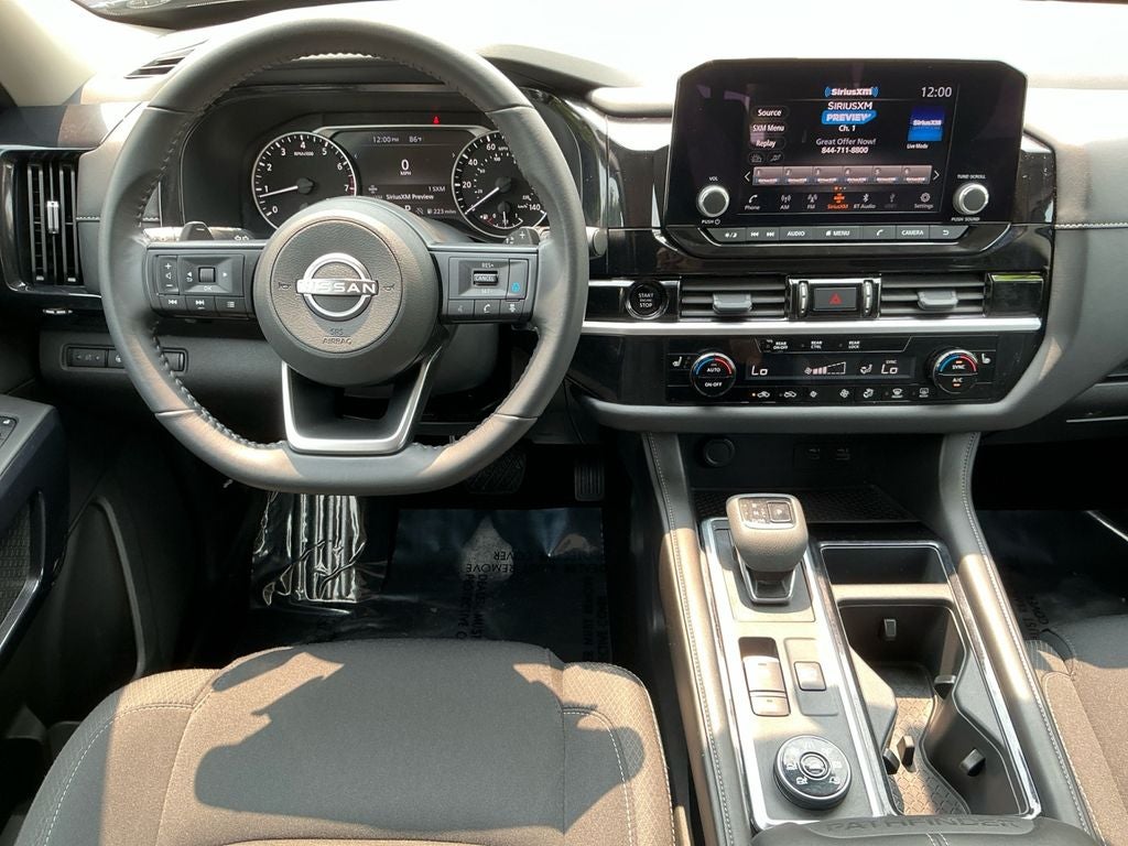 2025 Nissan Pathfinder SV