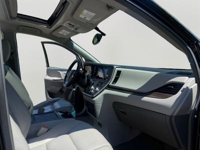 2017 Toyota Sienna XLE Premium 8 Passenger