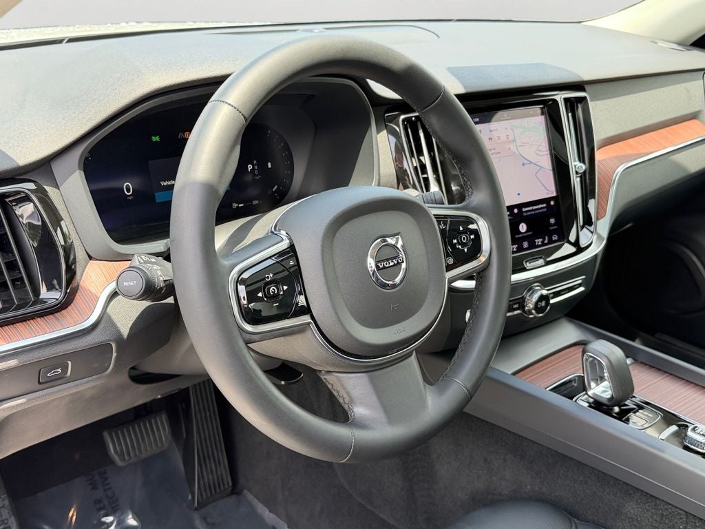 2024 Volvo S60 B5 Plus Dark Theme