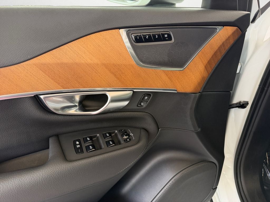 2022 Volvo XC90 T6 Momentum **Showroom Quality**