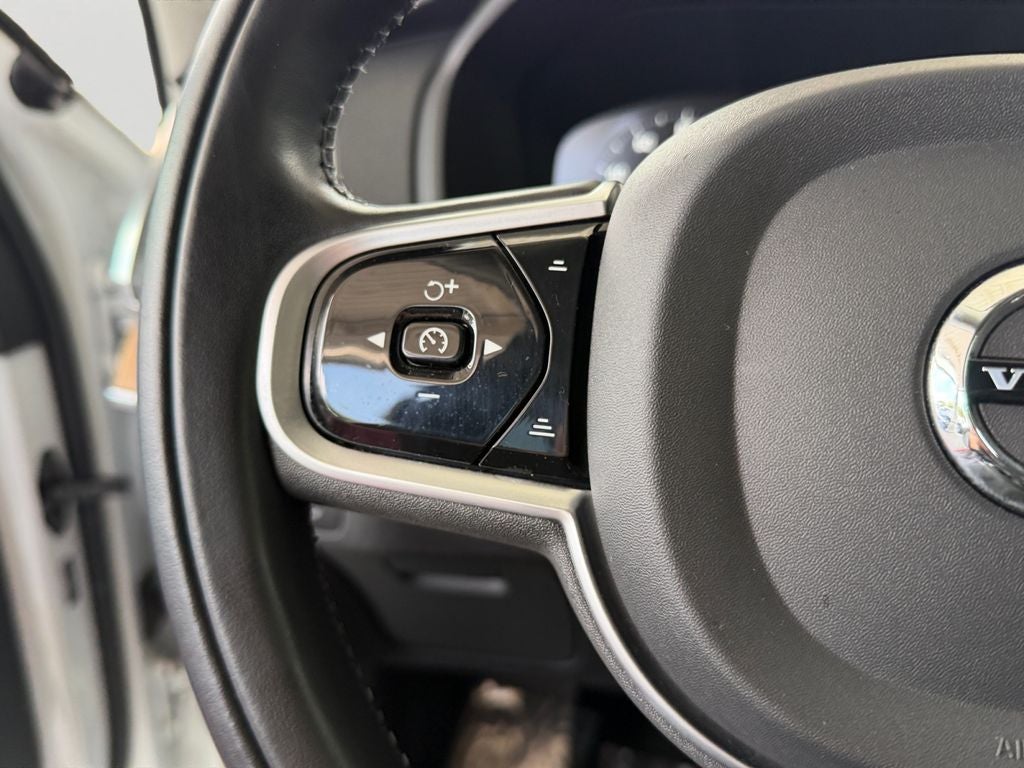 2022 Volvo XC90 T6 Momentum **Showroom Quality**