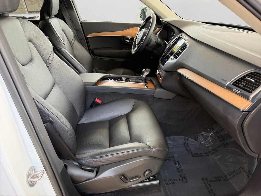 2022 Volvo XC90 T6 Momentum **Showroom Quality**