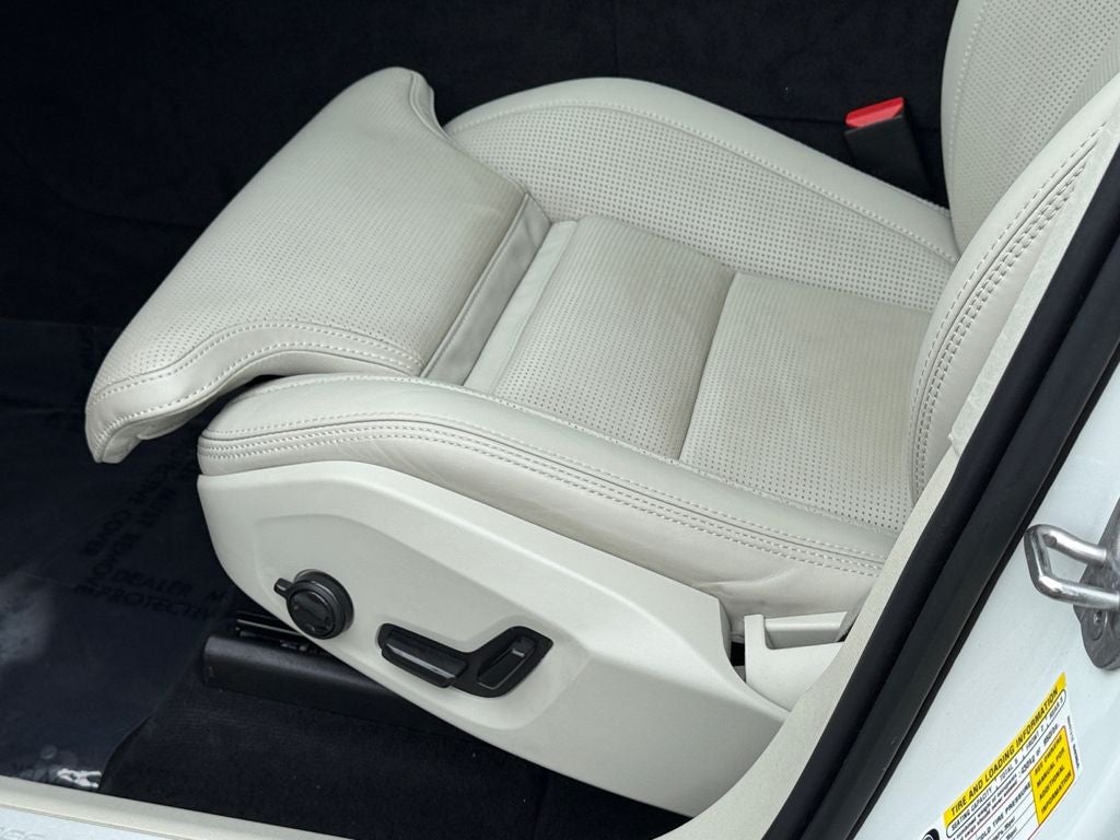 2022 Volvo XC60 Recharge Plug-In Hybrid T8 Inscription